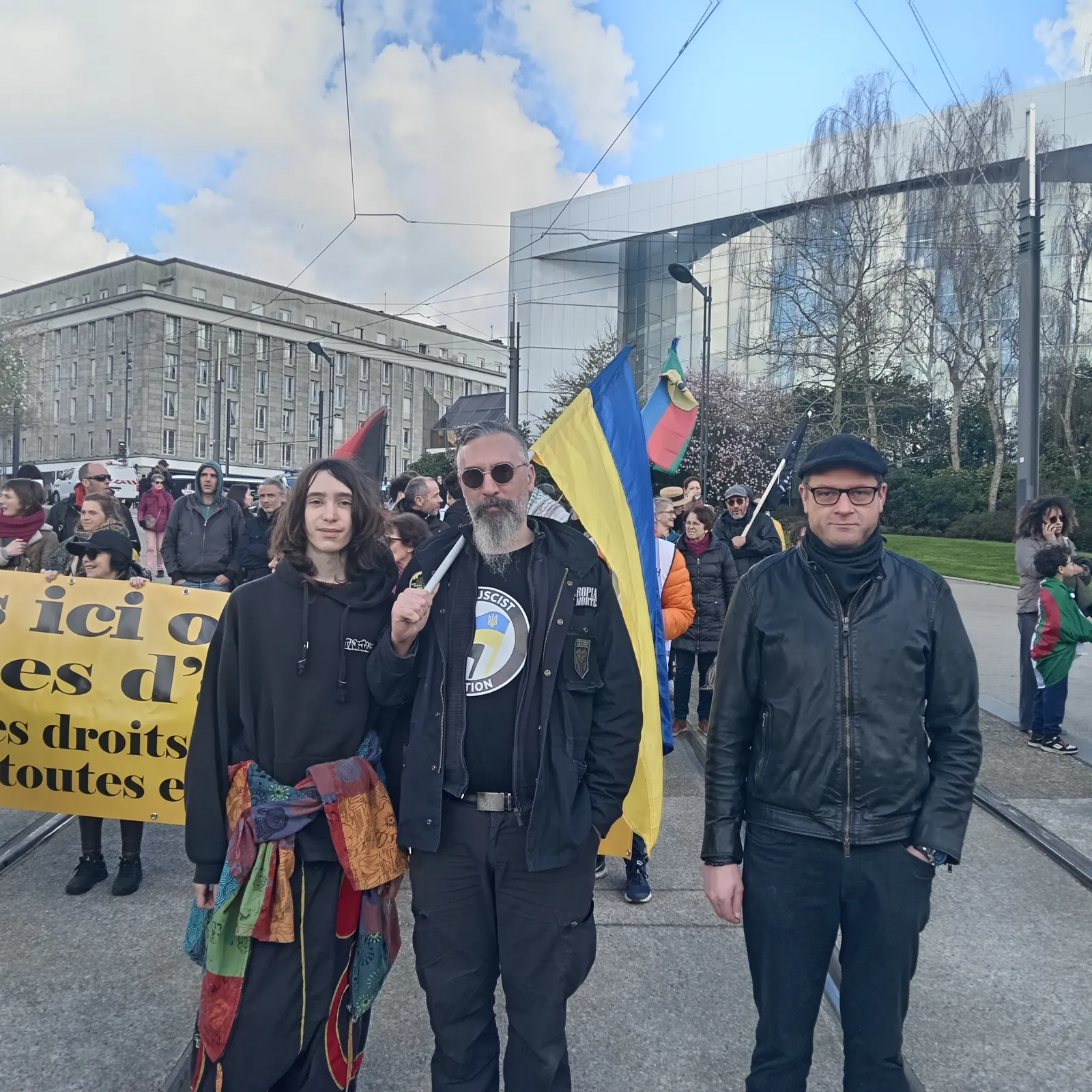 2000 manifestour anti-fa 'oa war straedoù Brest disadorn
