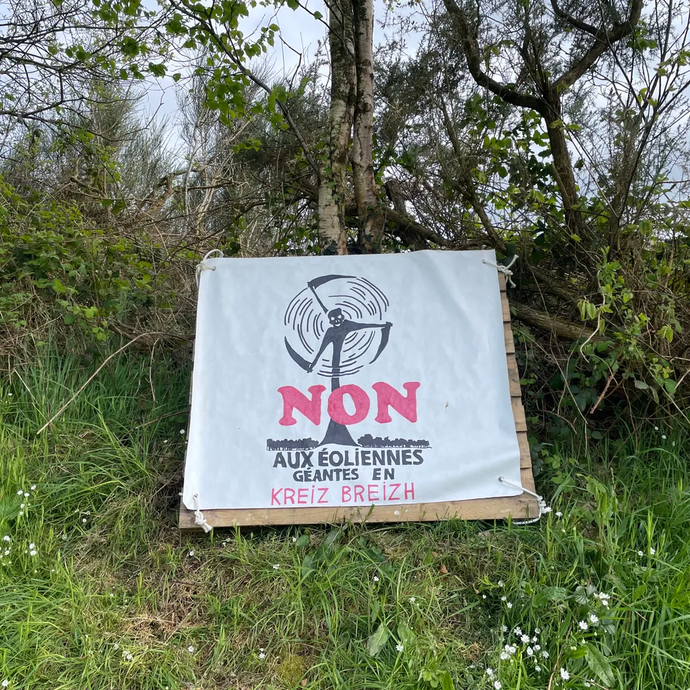 Glomel manifestation autour de l'installation d'un mât de mesure pour l'energie éolienne
