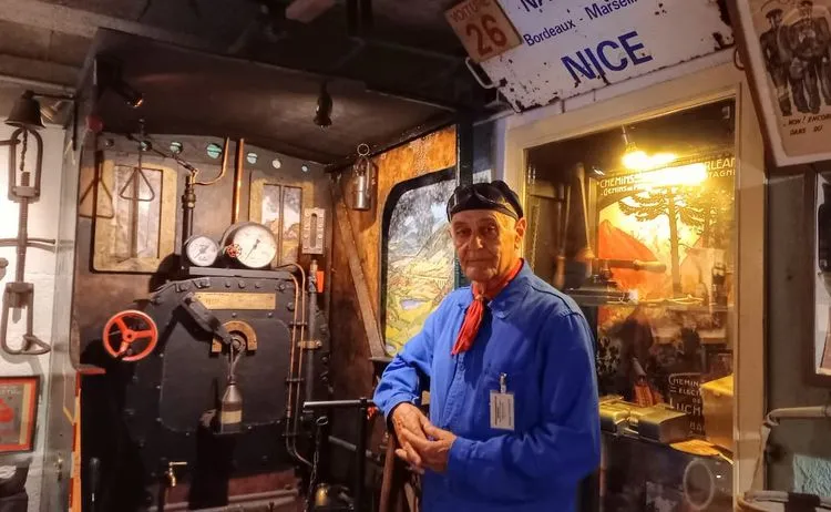 Il fait revivre le train vapeur au sous-sol de sa maison