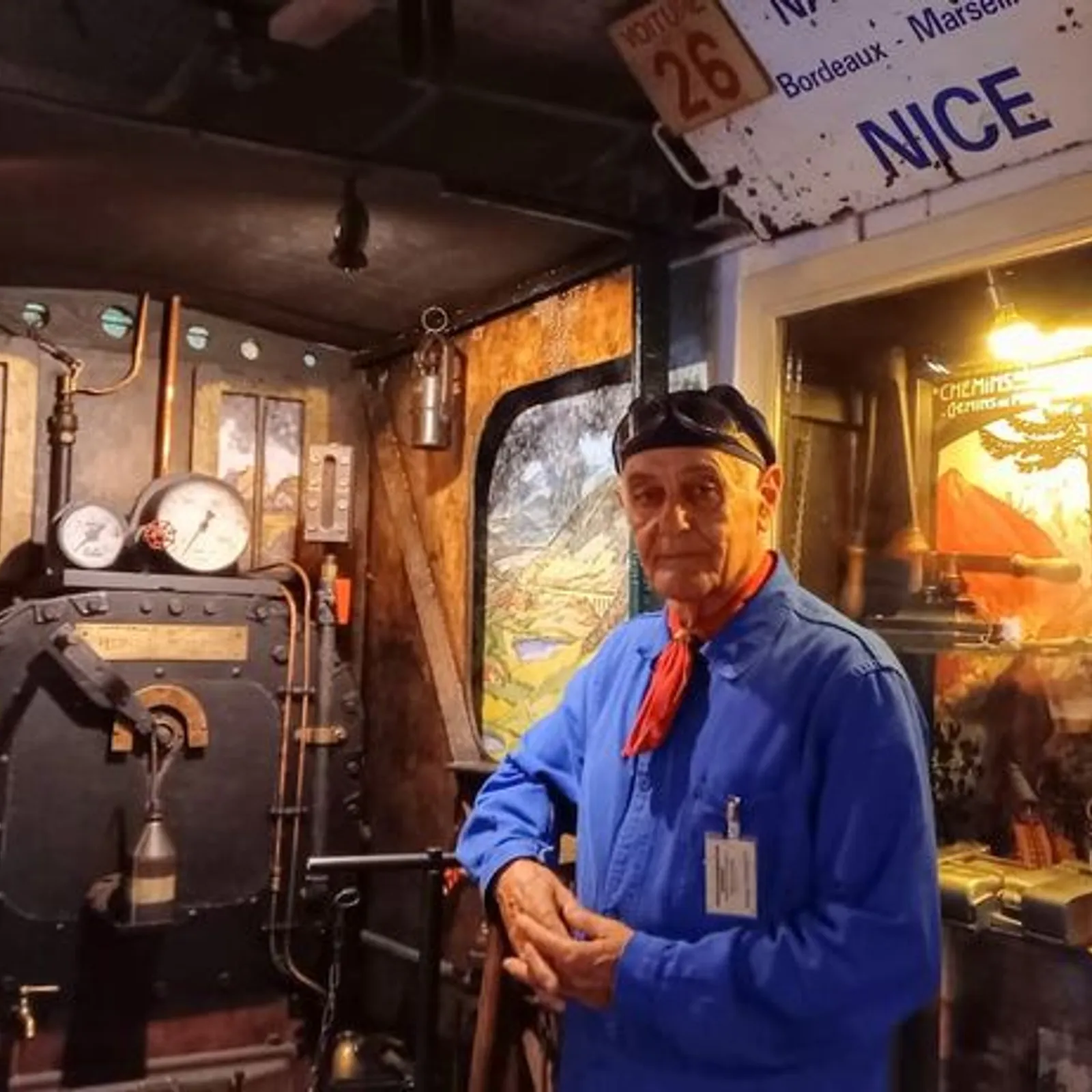 Il fait revivre le train vapeur au sous-sol de sa maison